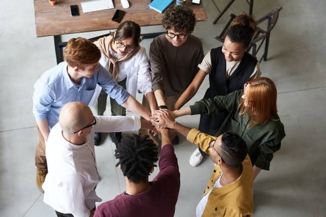 employés qui célèbrent diversité et inclusion