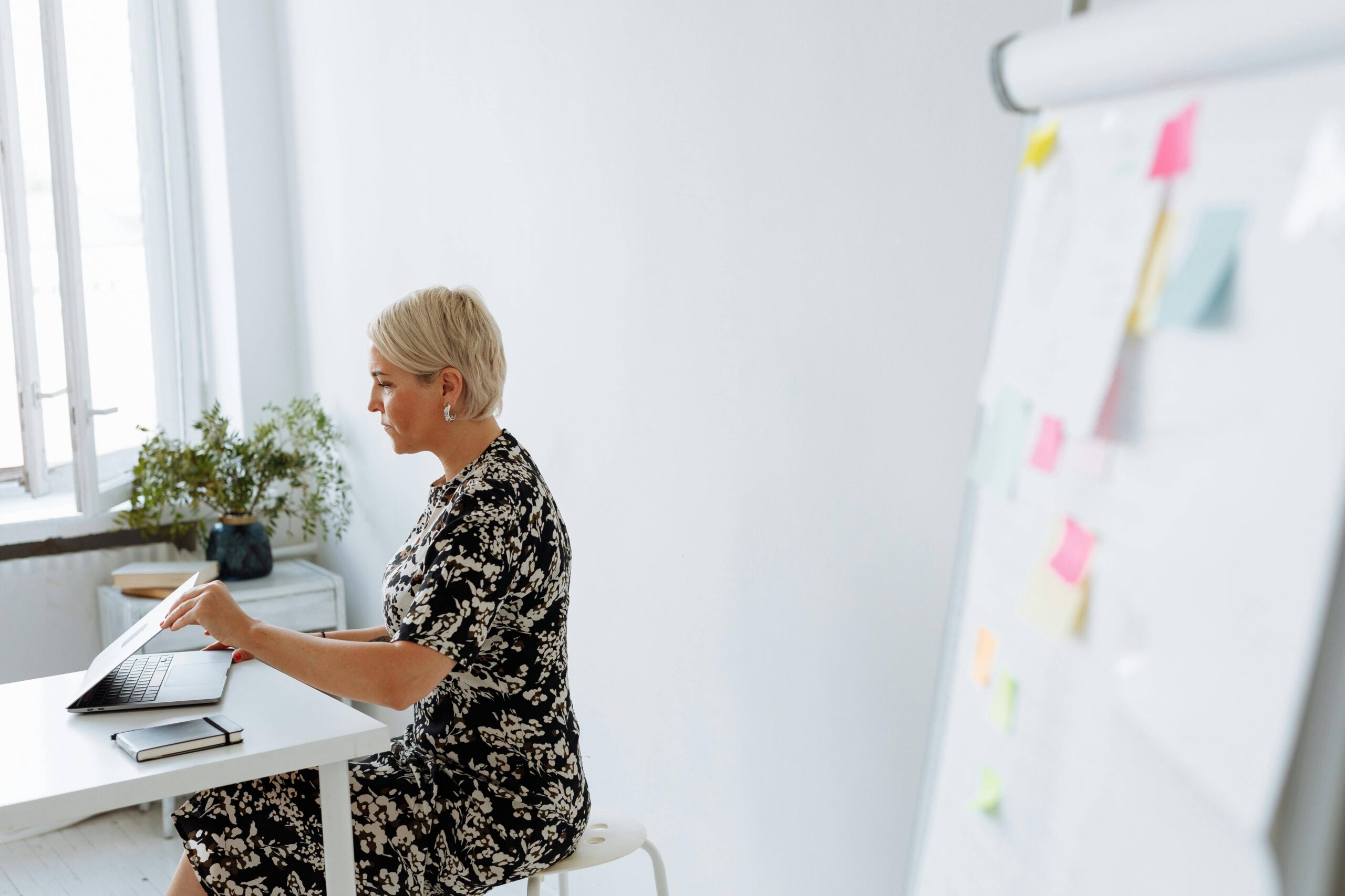 Responsable RH travaillant sur ordinateur pour adapter le paramétrage d’un SIRH à la complexité de l’organisation. PeopleSpheres