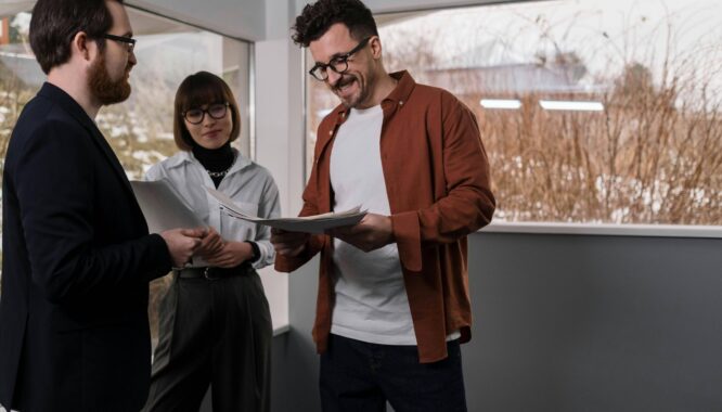 Réunion en entreprise autour d’un cahier des charges SIRH, avec collaboration entre équipes RH et managers pour structurer le projet et sécuriser le choix du logiciel RH – PeopleSpheres