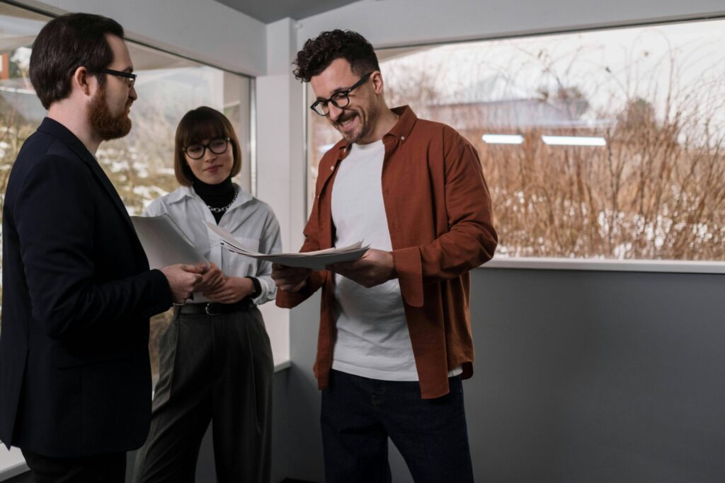 Réunion en entreprise autour d’un cahier des charges SIRH, avec collaboration entre équipes RH et managers pour structurer le projet et sécuriser le choix du logiciel RH – PeopleSpheres