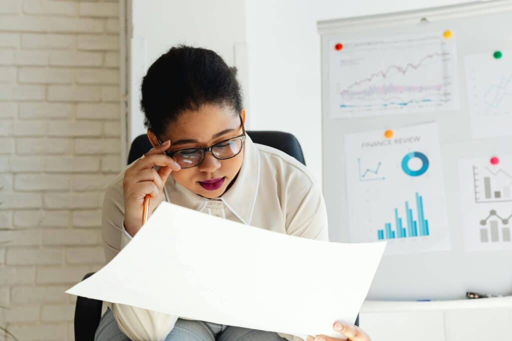 Responsable RH analysant des indicateurs et tableaux de bord pour piloter la performance et optimiser la gestion des ressources humaines avec un SIRH – PeopleSpheres