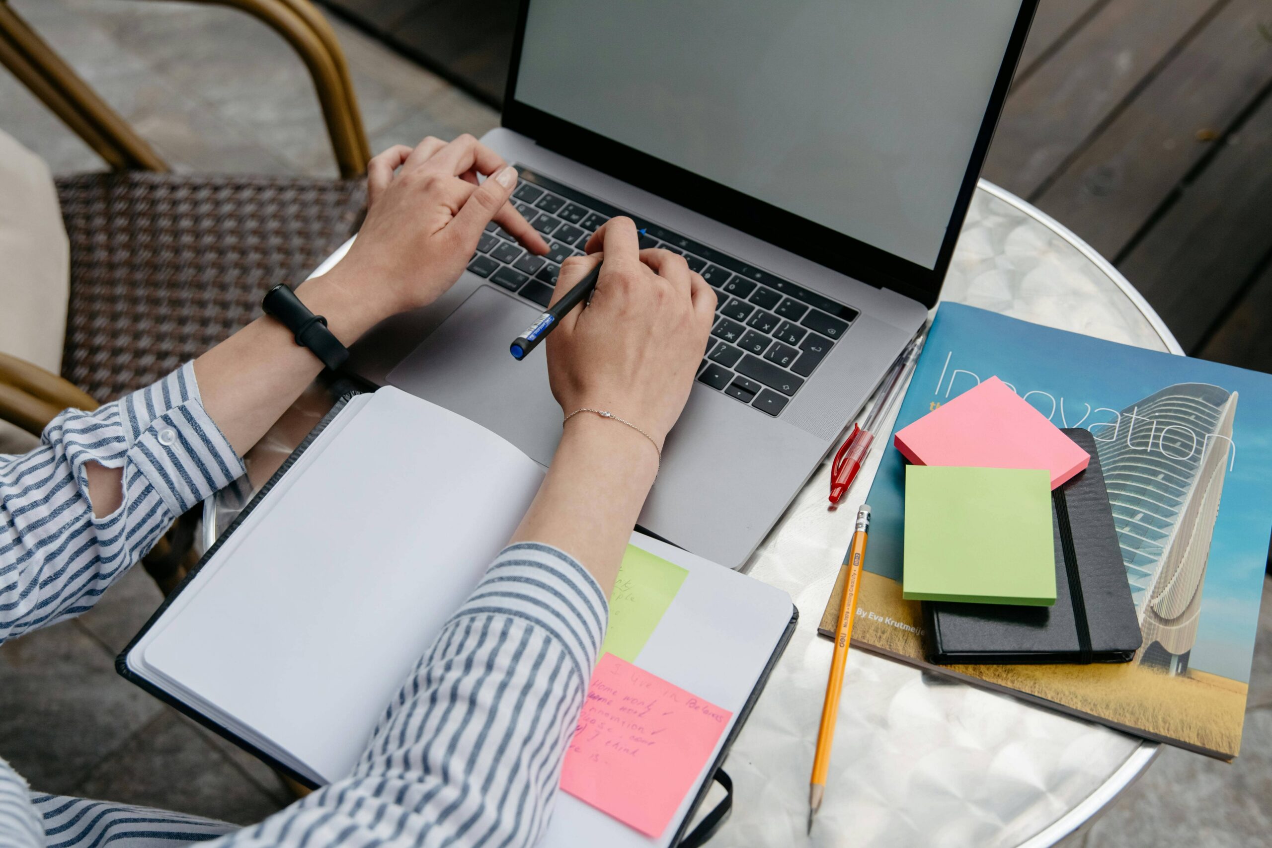 Professionnel préparant un projet SIRH sur ordinateur, structurant les étapes de la conduite du changement à l’aide de notes et méthodes éprouvées. PeopleSpheres