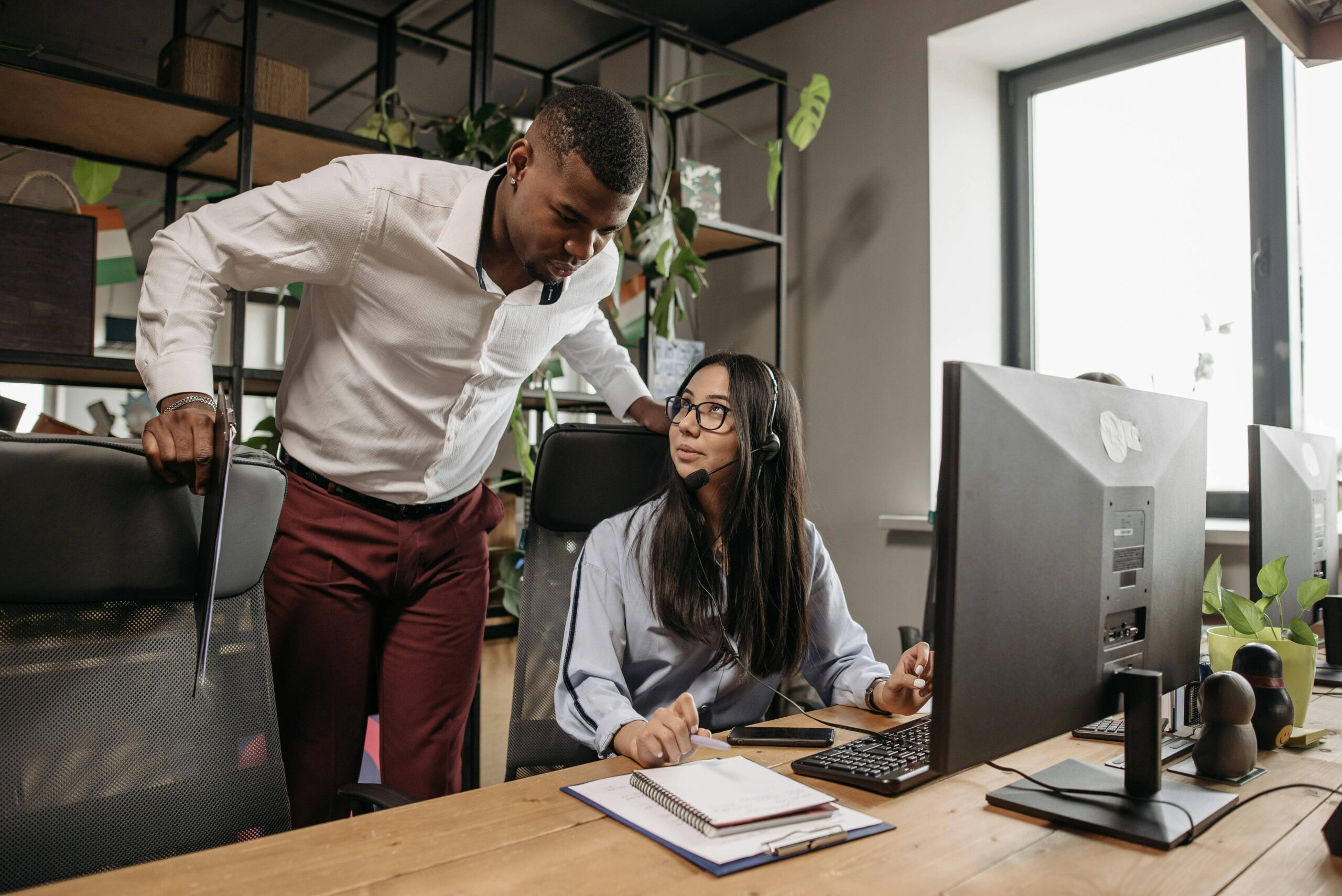 Responsable accompagnant une collaboratrice pour vérifier la conformité et les principes fondamentaux d’un SIRH en entreprise. PeopleSpheres