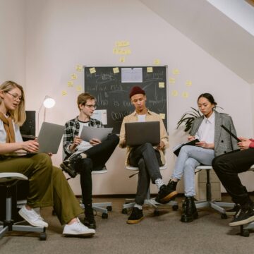 Équipe en réunion analysant les besoins RH et comparant des solutions pour choisir un SIRH adapté à l’entreprise. PeopleSpheres