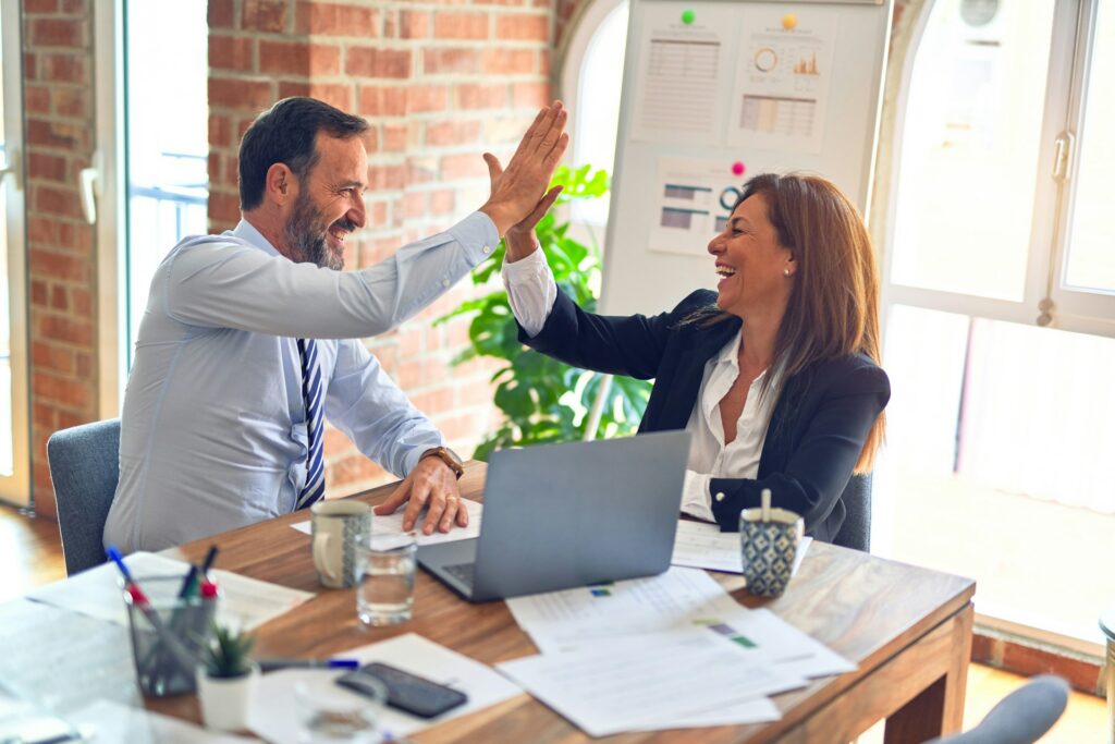 Image d'une meilleure collaboration entre managers et RH permise par le core RH. Il donne accès à des processus simplifiés et à de nouvelles fonctionnalités