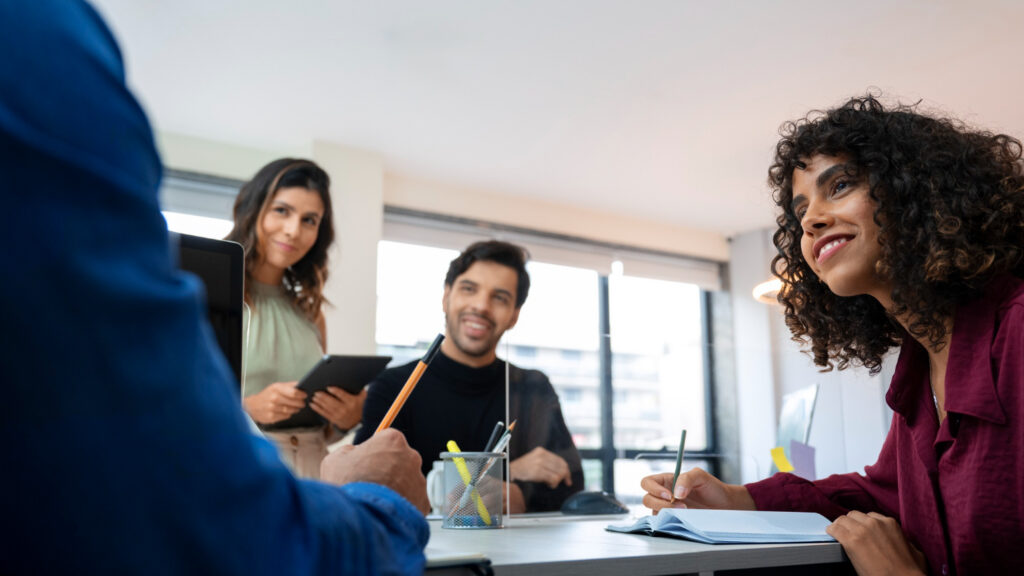 Image de collaborateurs en pleine formation sur un nouveau logiciel core RH. Ils prennent connaissance des bénéfices du core RH et partagent leur avis sur la solution.